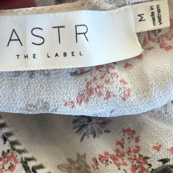 ASTR The Label Women’s Blouse Size Medium White Floral Side Tassel Top Spring - Picture 12 of 12